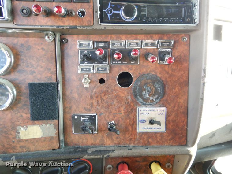 image for item DS1401 2005 Kenworth T600  semi truck