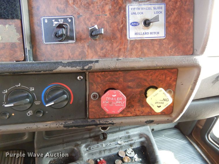 image for item DS1401 2005 Kenworth T600  semi truck