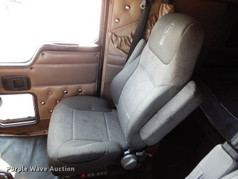 image for item DS1401 2005 Kenworth T600  semi truck