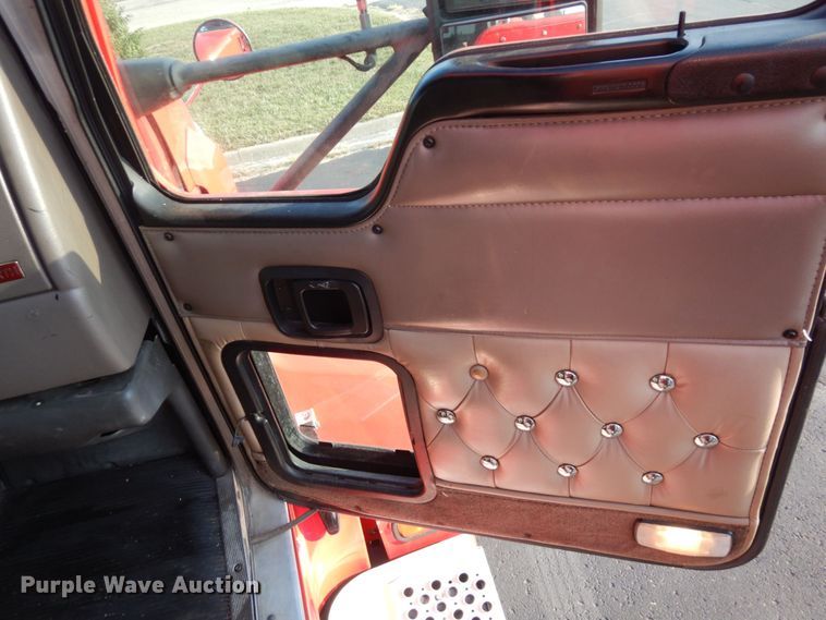 image for item DS1401 2005 Kenworth T600  semi truck