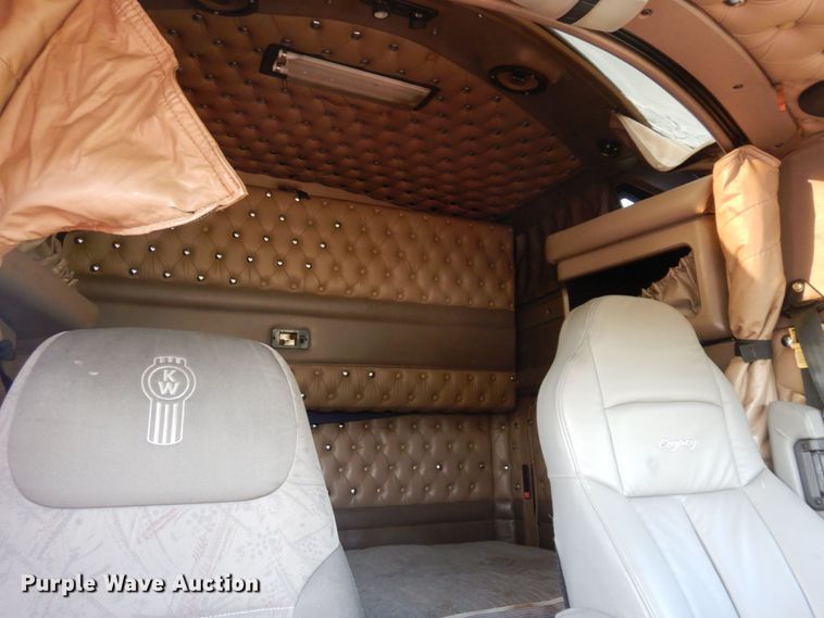 image for item DS1401 2005 Kenworth T600  semi truck