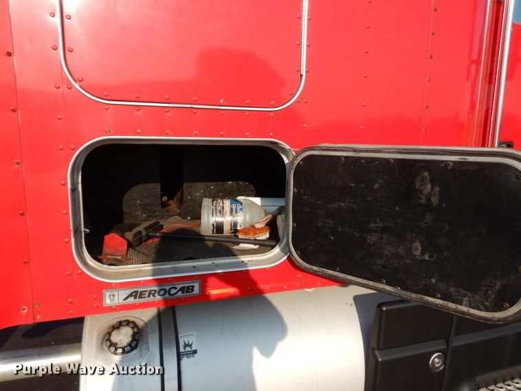 image for item DS1401 2005 Kenworth T600  semi truck