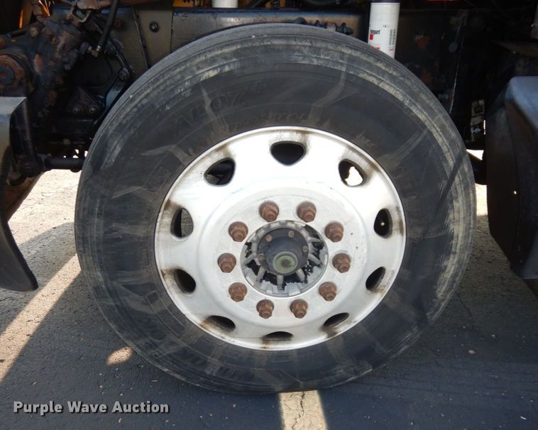 image for item DS1401 2005 Kenworth T600  semi truck