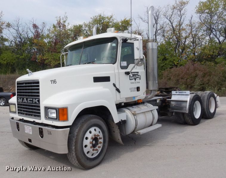 image for item DS1408 2007 Mack CHN613  semi truck