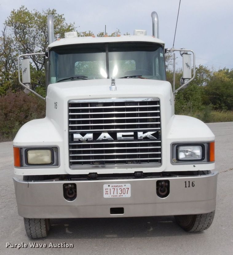 image for item DS1408 2007 Mack CHN613  semi truck