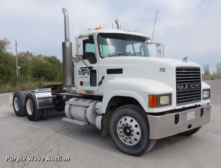 image for item DS1408 2007 Mack CHN613  semi truck