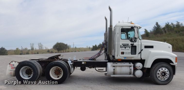 image for item DS1408 2007 Mack CHN613  semi truck