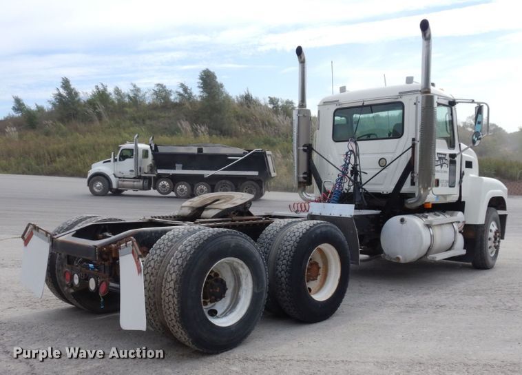 image for item DS1408 2007 Mack CHN613  semi truck