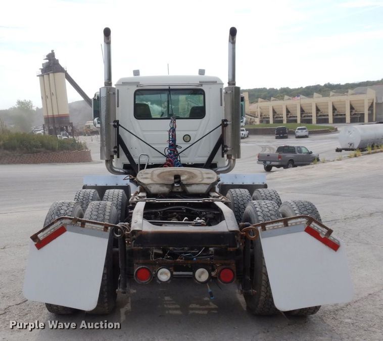 image for item DS1408 2007 Mack CHN613  semi truck