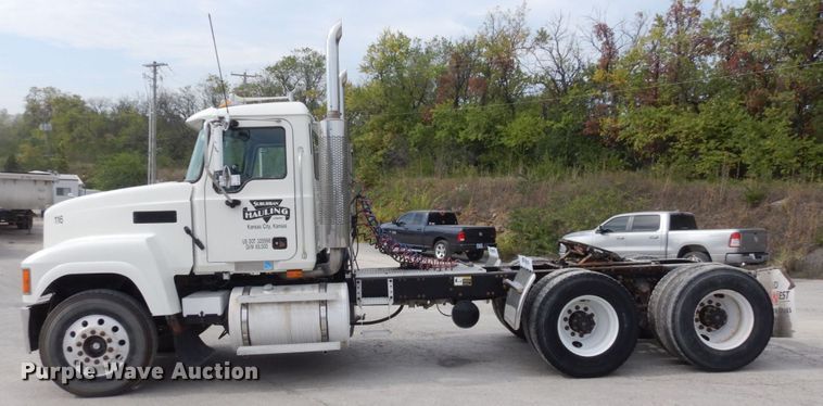 image for item DS1408 2007 Mack CHN613  semi truck