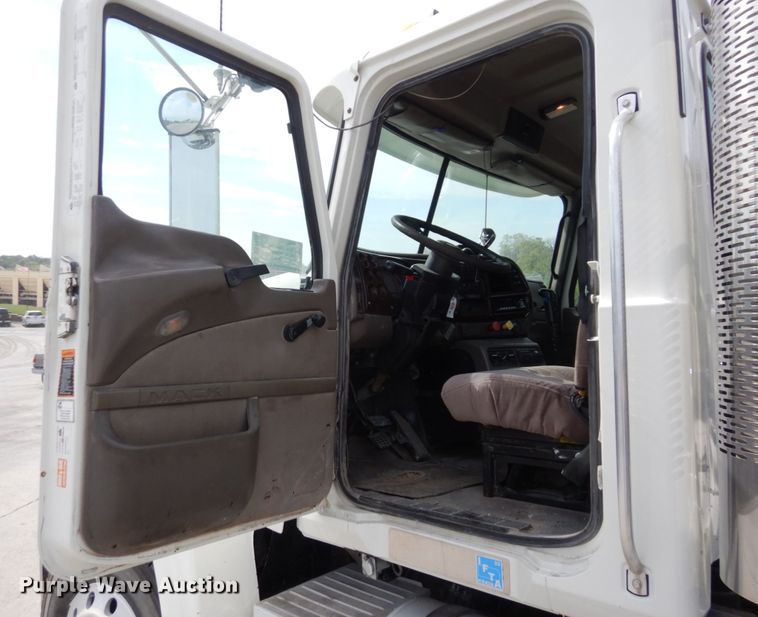 image for item DS1408 2007 Mack CHN613  semi truck