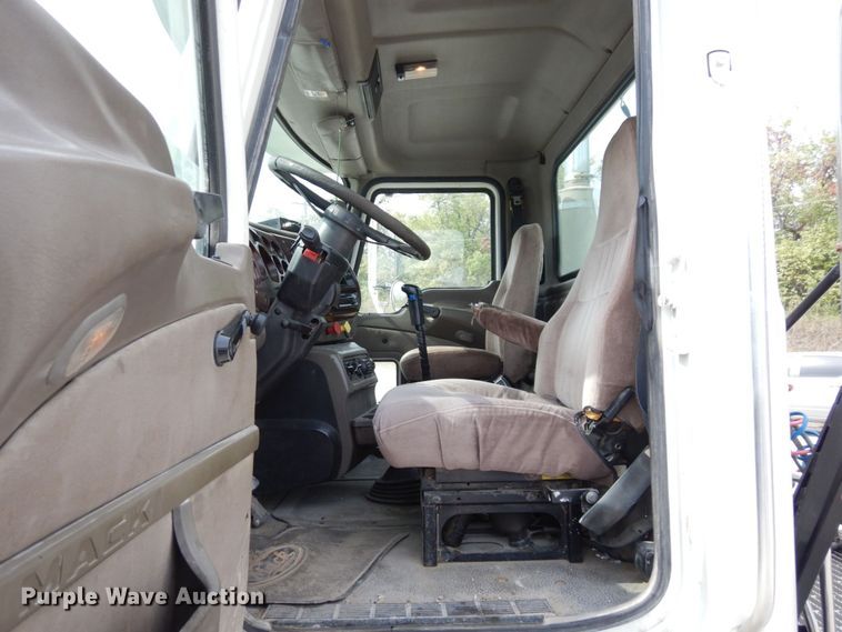 image for item DS1408 2007 Mack CHN613  semi truck