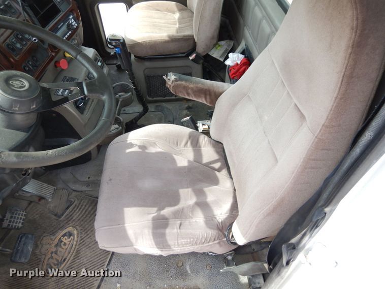 image for item DS1408 2007 Mack CHN613  semi truck