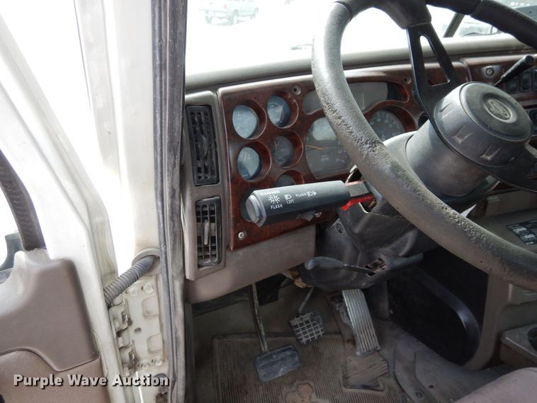 image for item DS1408 2007 Mack CHN613  semi truck