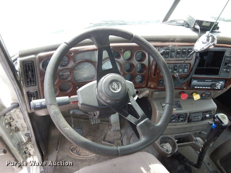 image for item DS1408 2007 Mack CHN613  semi truck