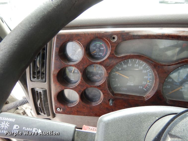 image for item DS1408 2007 Mack CHN613  semi truck