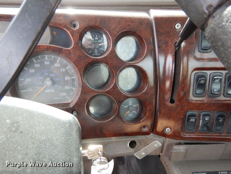 image for item DS1408 2007 Mack CHN613  semi truck