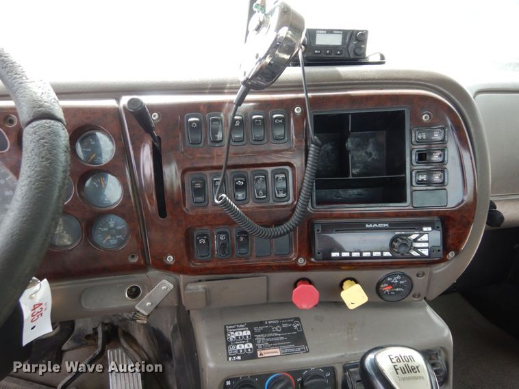 image for item DS1408 2007 Mack CHN613  semi truck