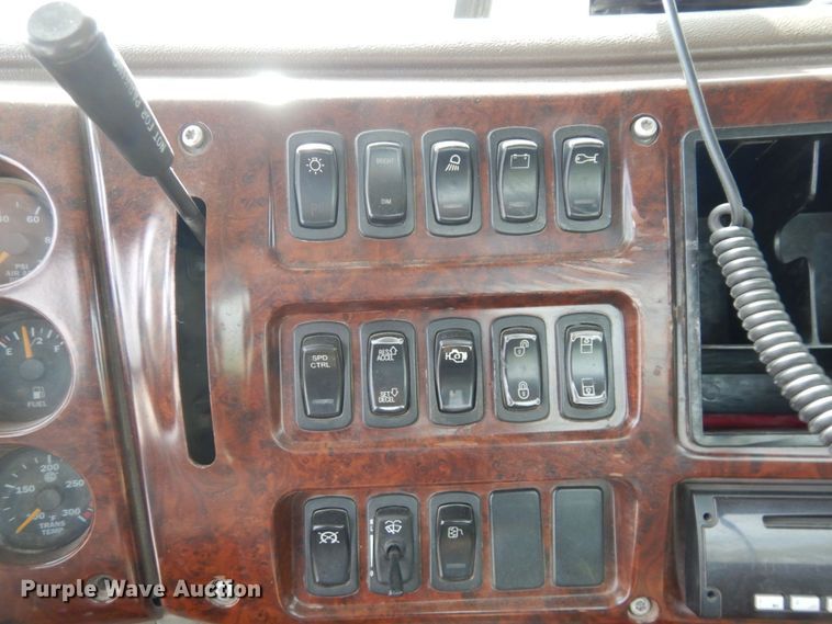 image for item DS1408 2007 Mack CHN613  semi truck