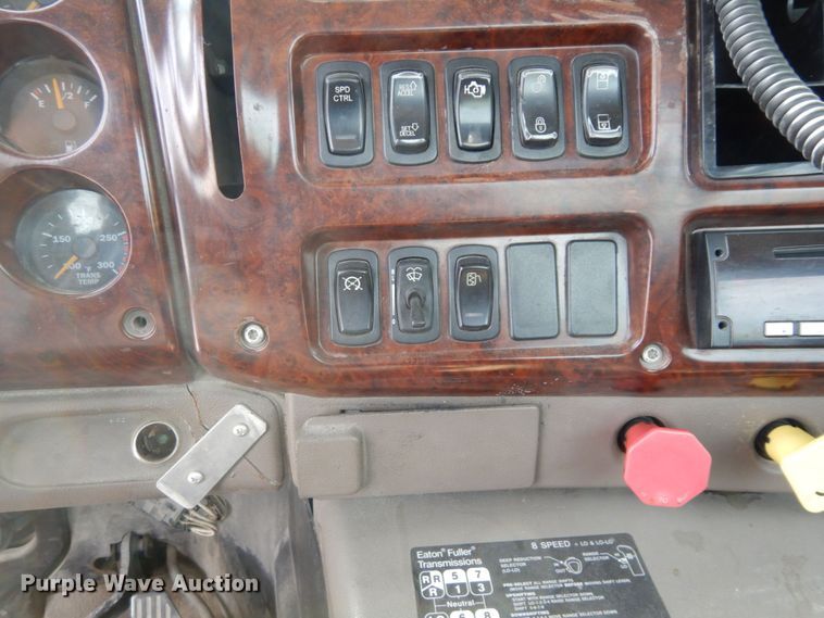 image for item DS1408 2007 Mack CHN613  semi truck