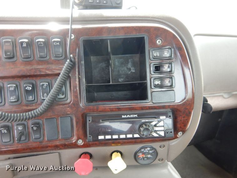 image for item DS1408 2007 Mack CHN613  semi truck