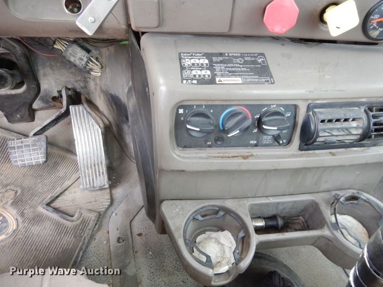 image for item DS1408 2007 Mack CHN613  semi truck