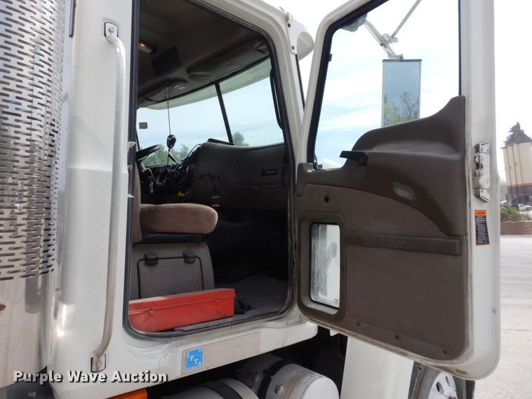 image for item DS1408 2007 Mack CHN613  semi truck