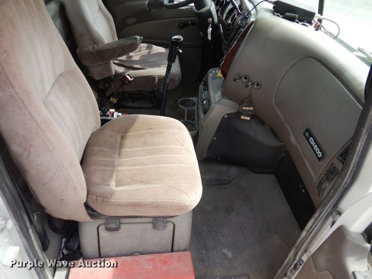 image for item DS1408 2007 Mack CHN613  semi truck