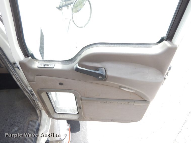 image for item DS1408 2007 Mack CHN613  semi truck