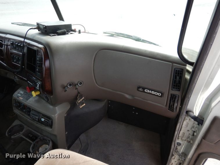 image for item DS1408 2007 Mack CHN613  semi truck