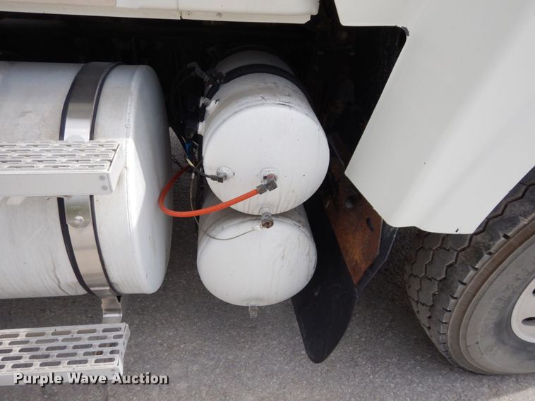 image for item DS1408 2007 Mack CHN613  semi truck