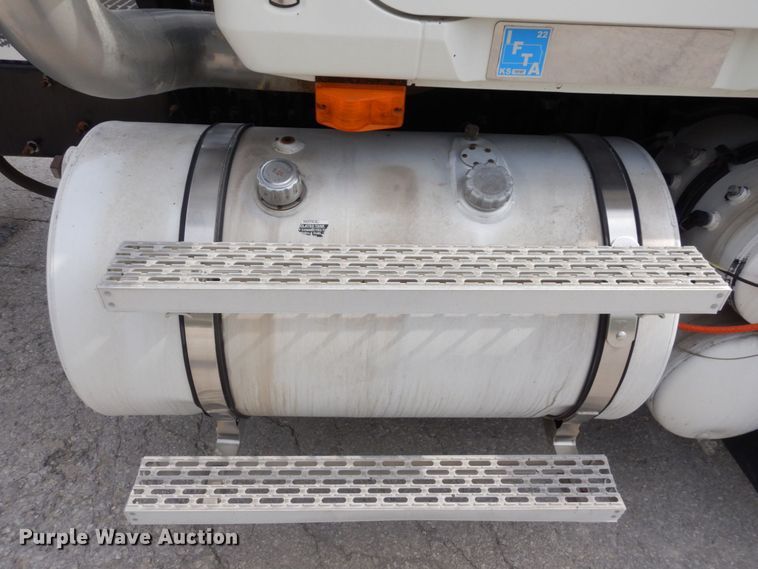 image for item DS1408 2007 Mack CHN613  semi truck