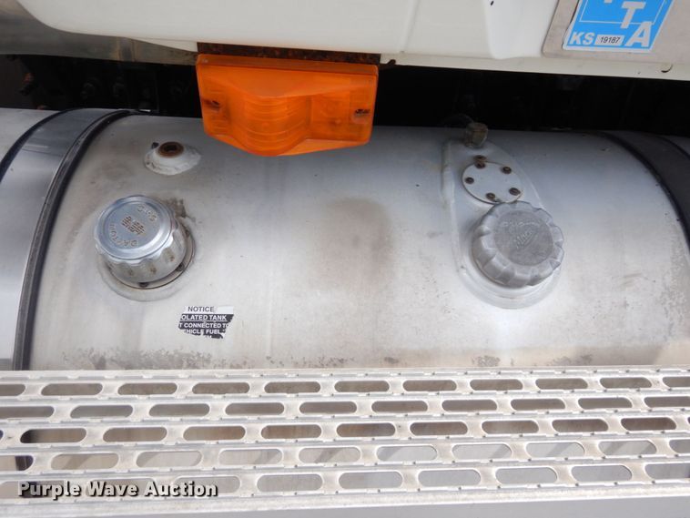 image for item DS1408 2007 Mack CHN613  semi truck