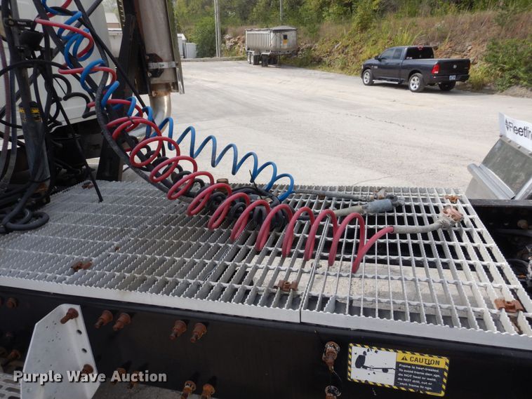 image for item DS1408 2007 Mack CHN613  semi truck