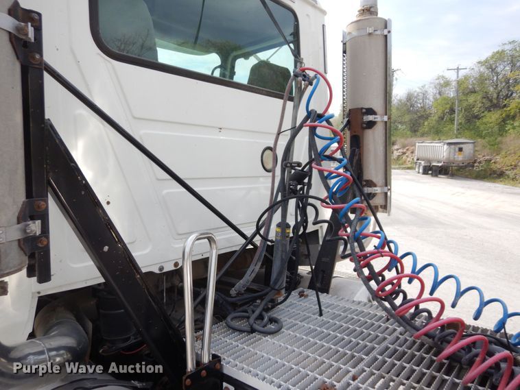 image for item DS1408 2007 Mack CHN613  semi truck