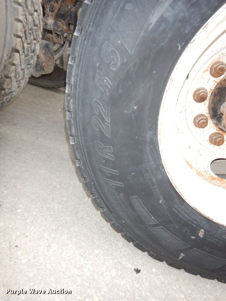 image for item DS1408 2007 Mack CHN613  semi truck