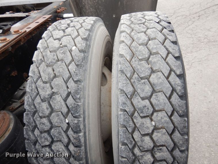 image for item DS1408 2007 Mack CHN613  semi truck