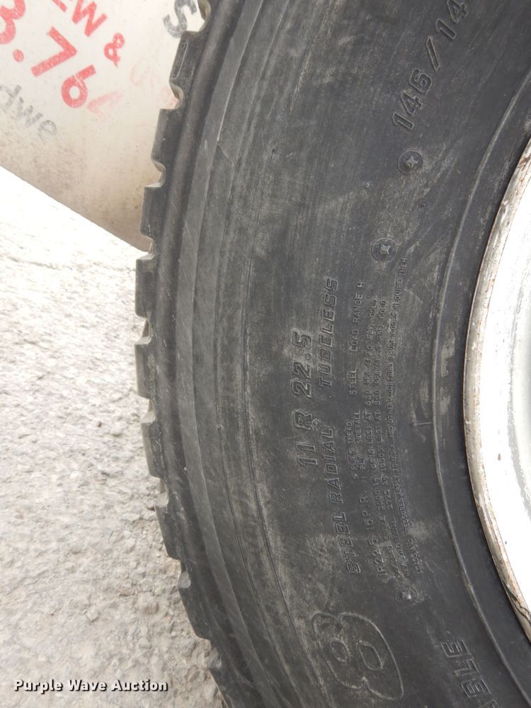 image for item DS1408 2007 Mack CHN613  semi truck