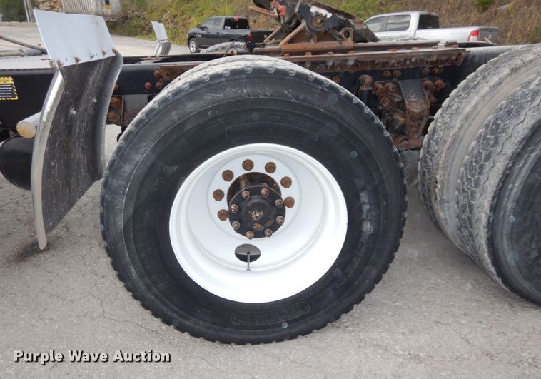 image for item DS1408 2007 Mack CHN613  semi truck