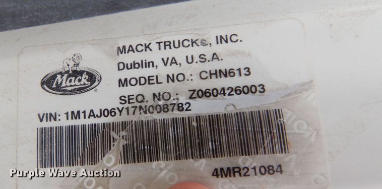 image for item DS1408 2007 Mack CHN613  semi truck