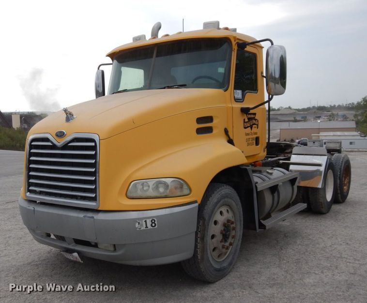 image for item DS1409 2004 Mack CX613  semi truck
