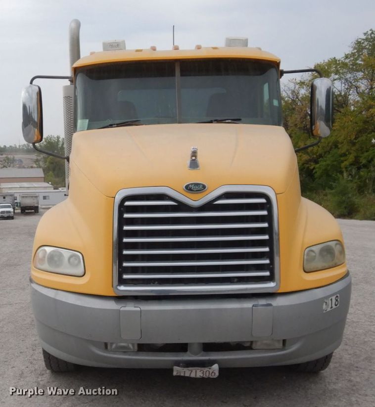 image for item DS1409 2004 Mack CX613  semi truck