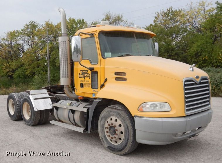 image for item DS1409 2004 Mack CX613  semi truck