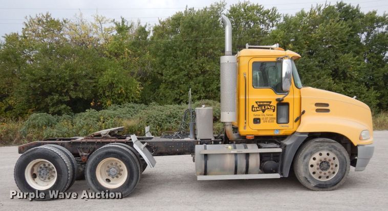 image for item DS1409 2004 Mack CX613  semi truck