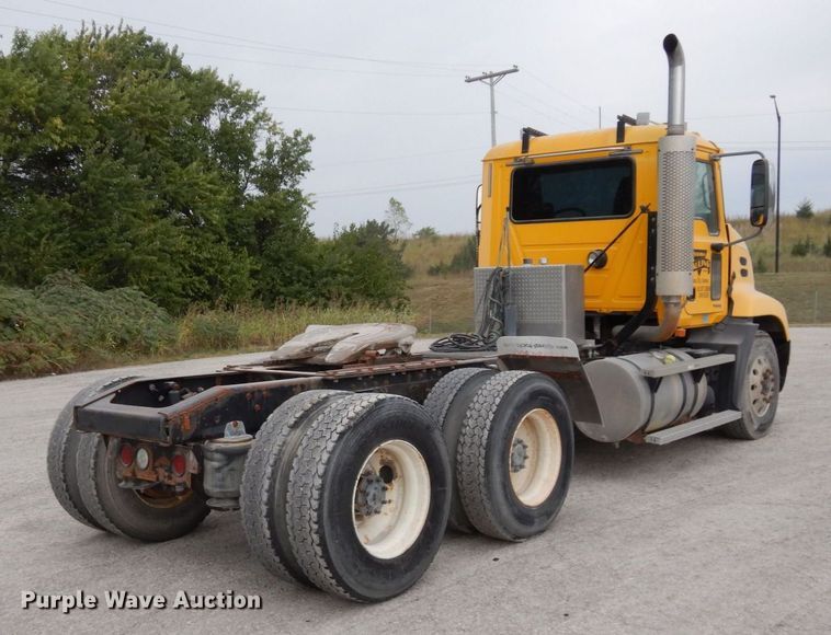 image for item DS1409 2004 Mack CX613  semi truck