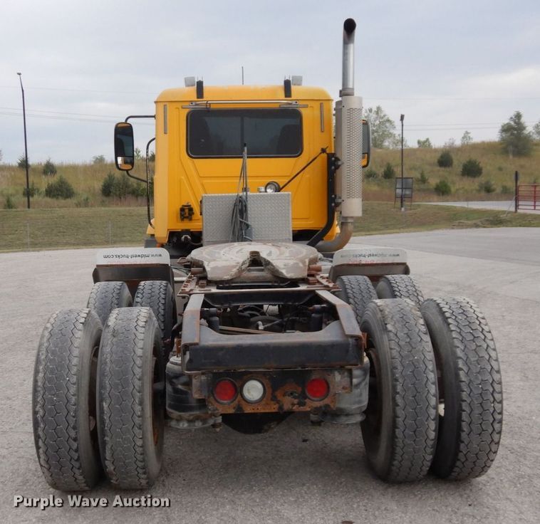 image for item DS1409 2004 Mack CX613  semi truck