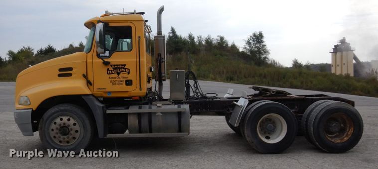 image for item DS1409 2004 Mack CX613  semi truck