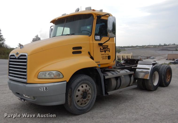 image for item DS1409 2004 Mack CX613  semi truck