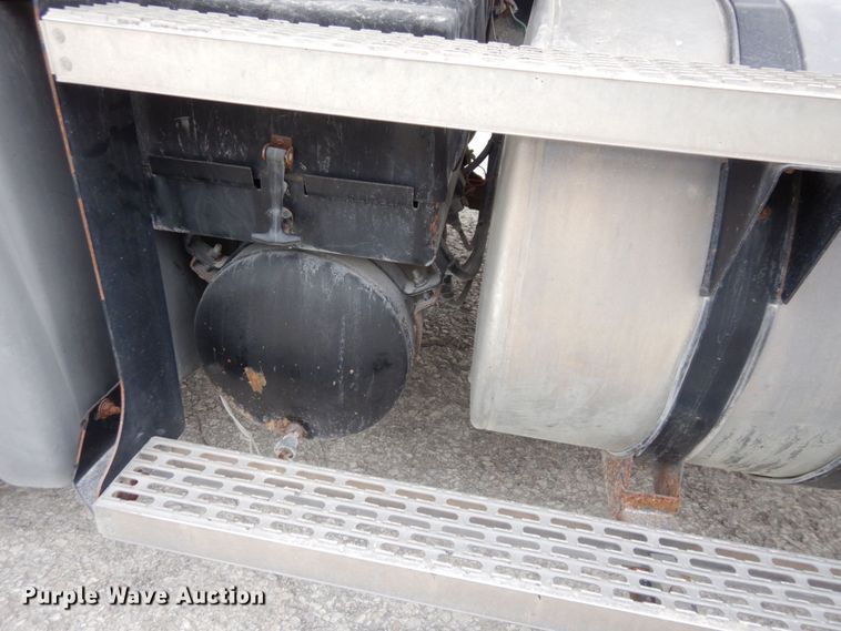 image for item DS1409 2004 Mack CX613  semi truck