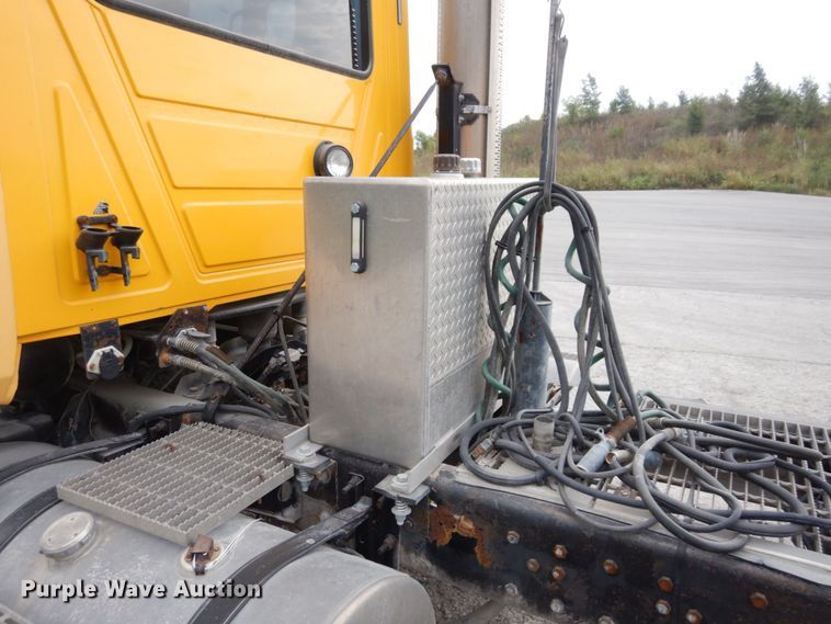 image for item DS1409 2004 Mack CX613  semi truck